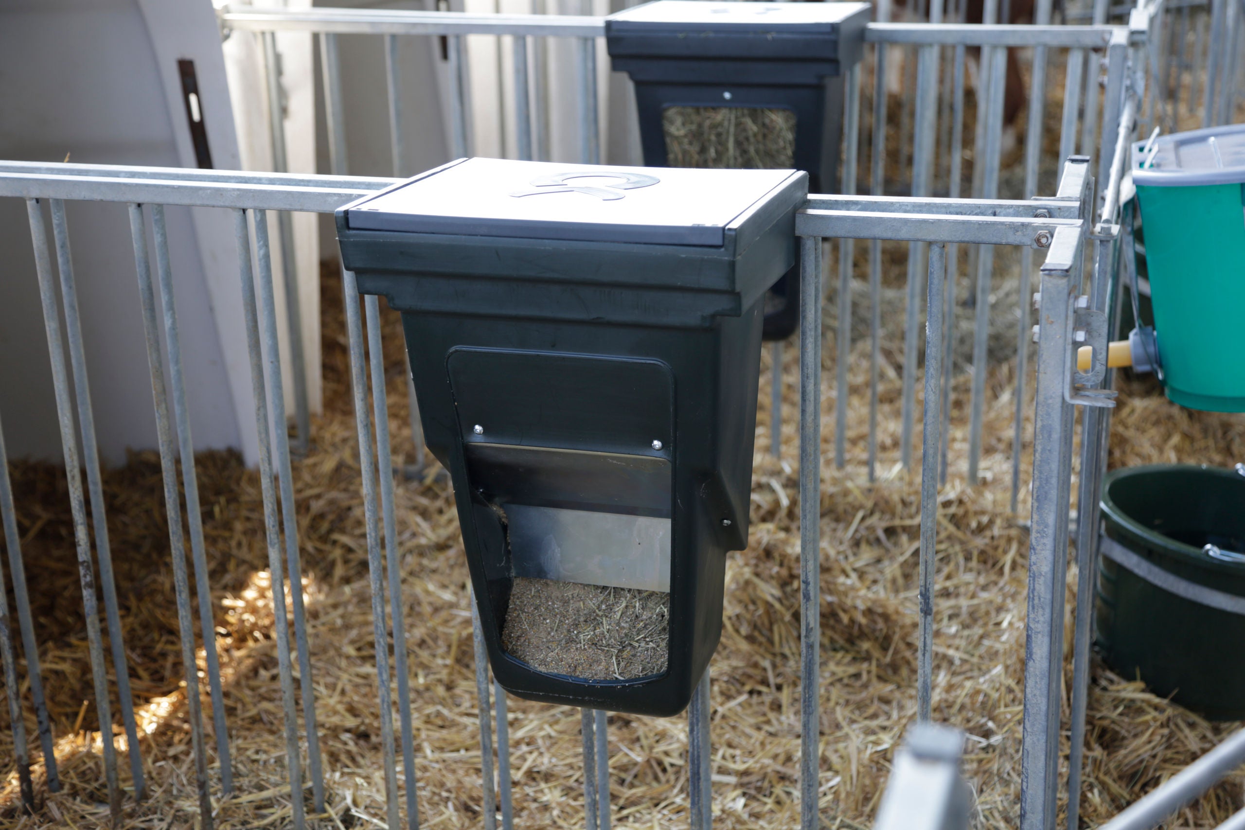 KRMILNIK za obešanje Feed Box za krmila 13l
