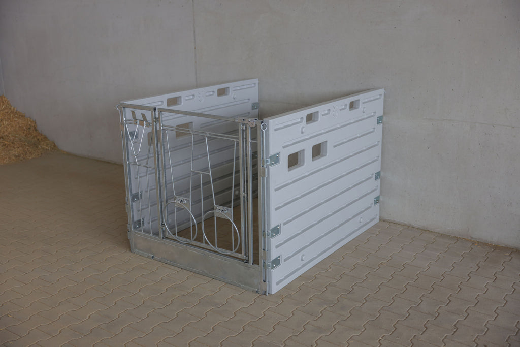 Modularni boks za teleta z enojno ogrado, pritrjen na