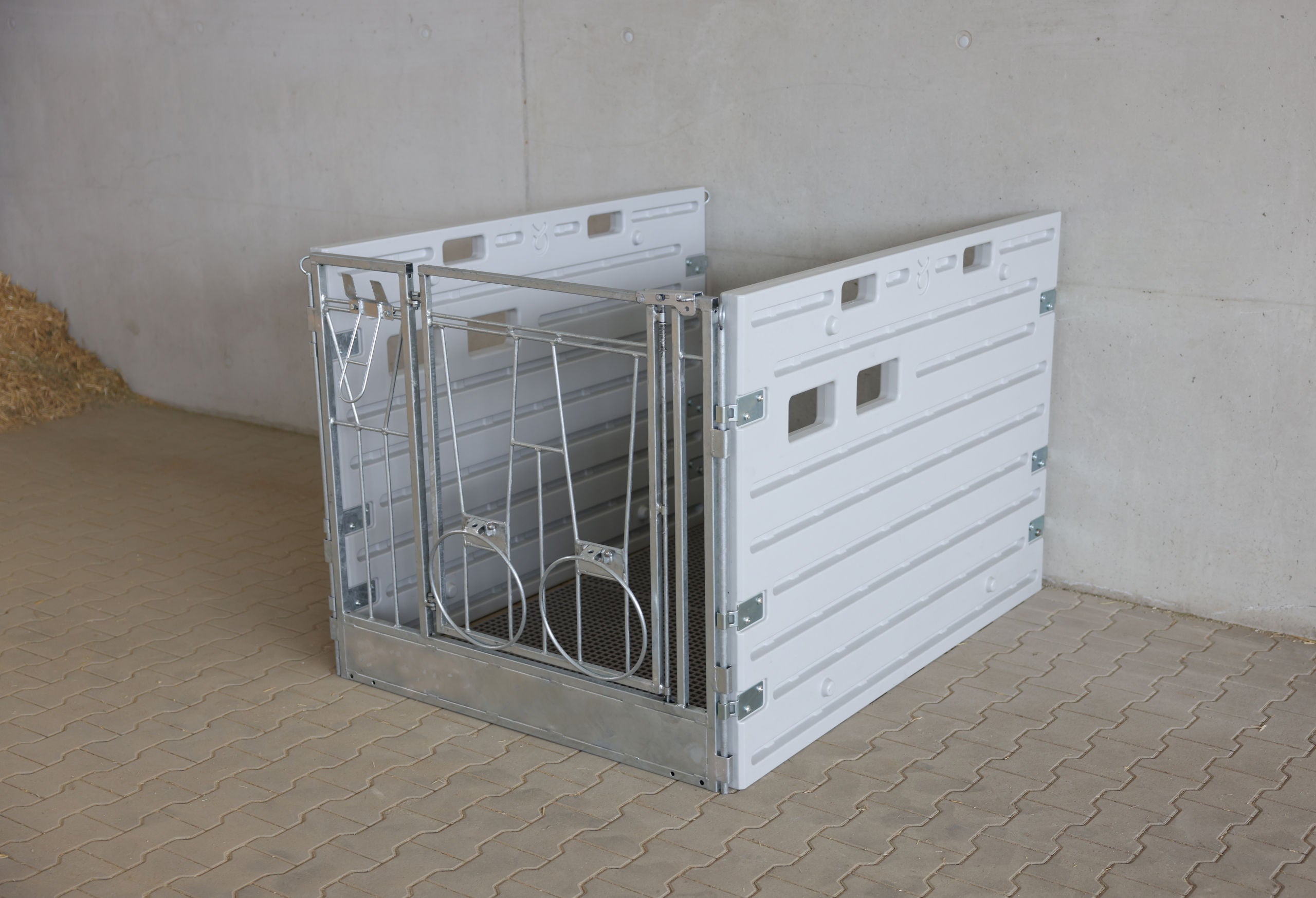 Modularni boks za teleta z enojno ogrado, pritrjen na