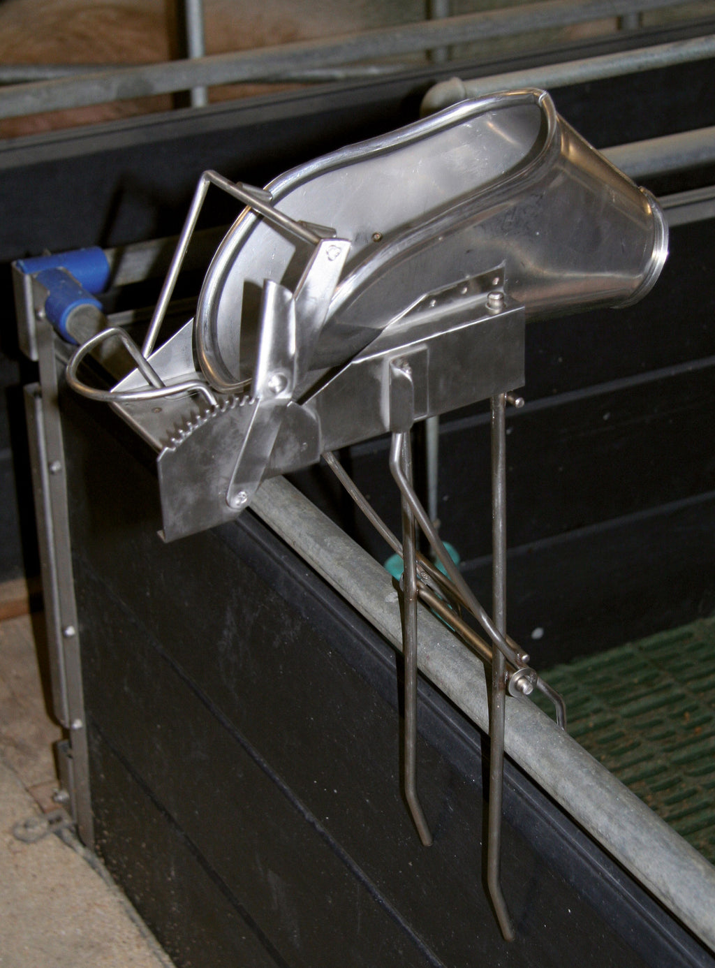 PRIPOMOCEK za kastriranje prašickov