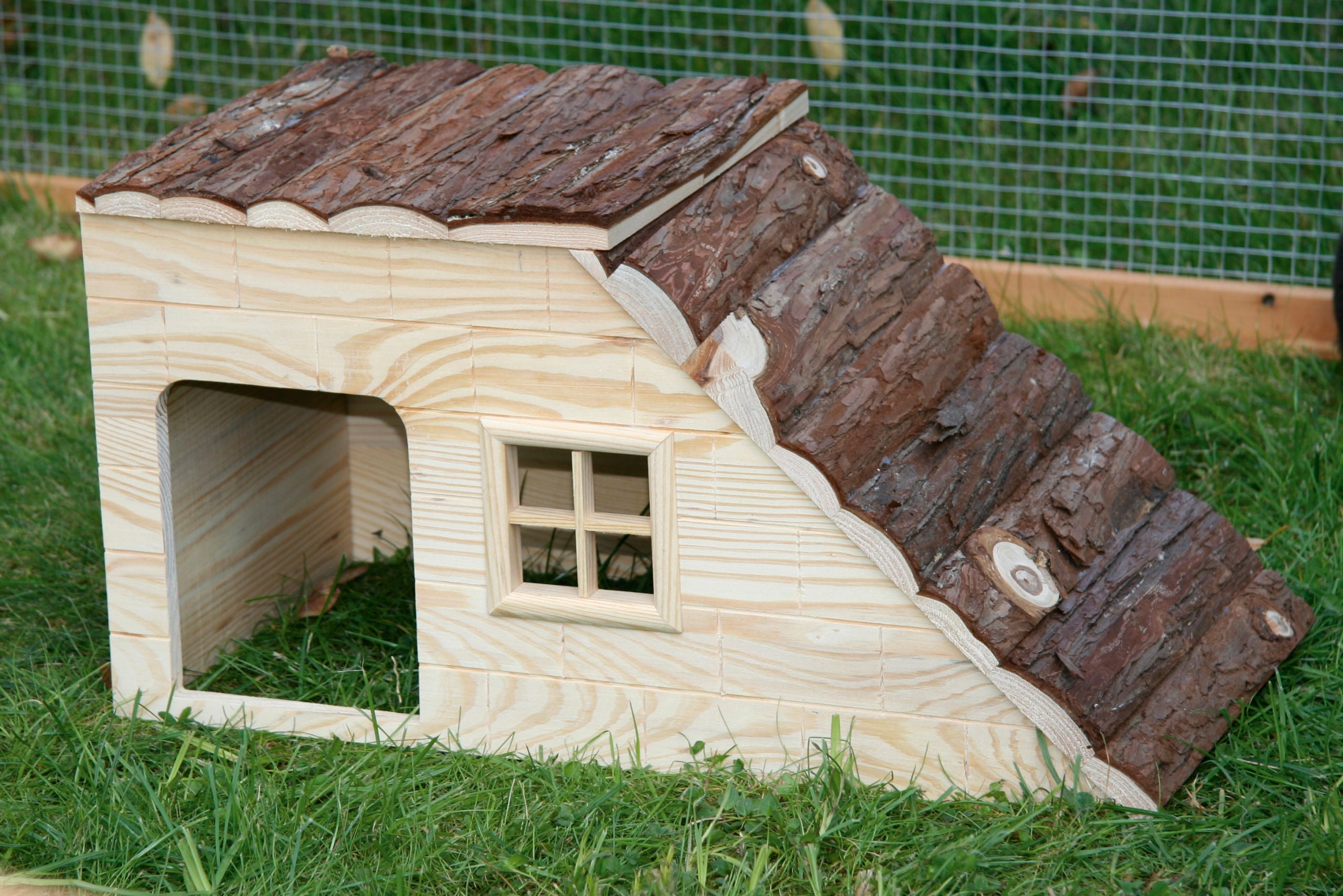 Hišica NATURE PLUS z rampo 50 x 25 x 25 cm